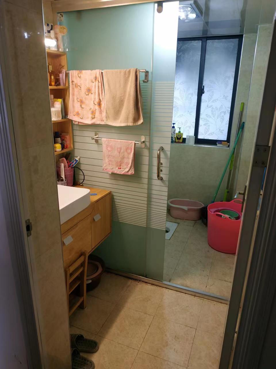 圣华名城建设北路110号 4室2厅1卫 78.0万 圣华名城建设北路110号 4室2厅1卫 78.0万客厅