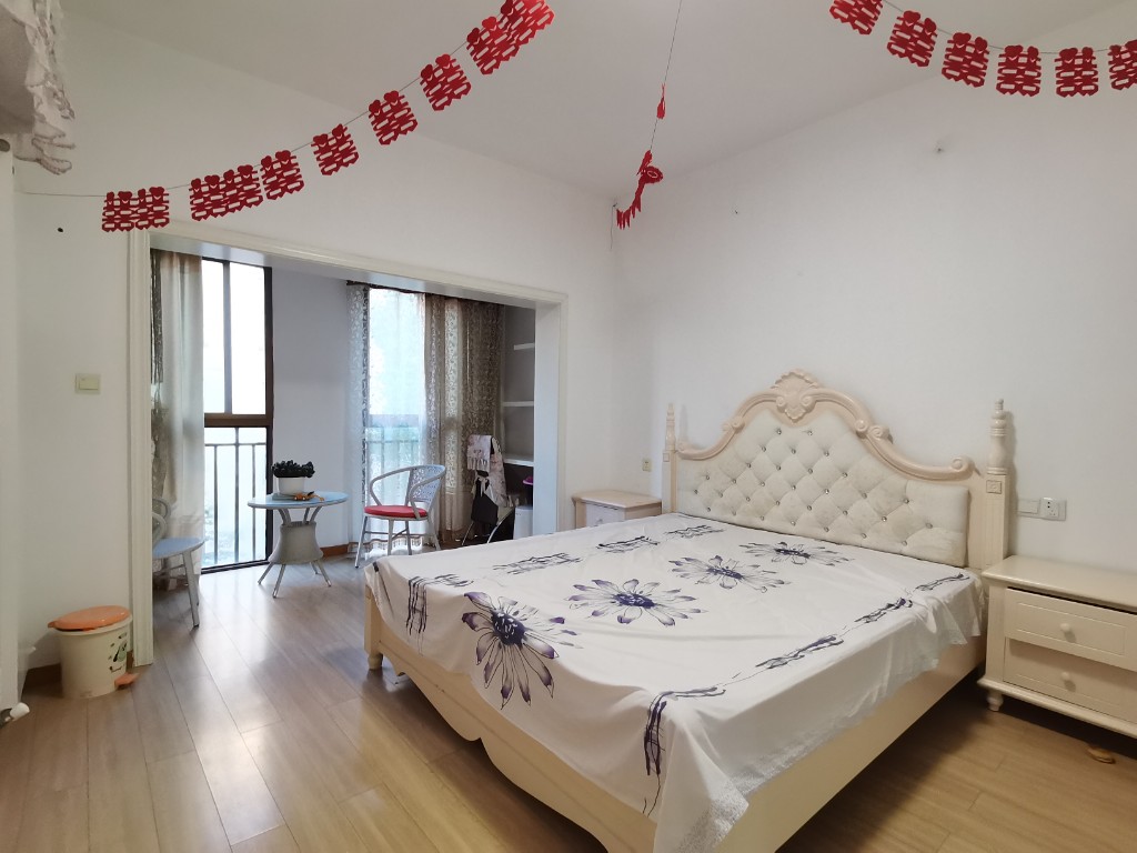 阳光爱琴海 2室2厅1卫 35.00万 阳光爱琴海 2室2厅1卫 35.00万客厅