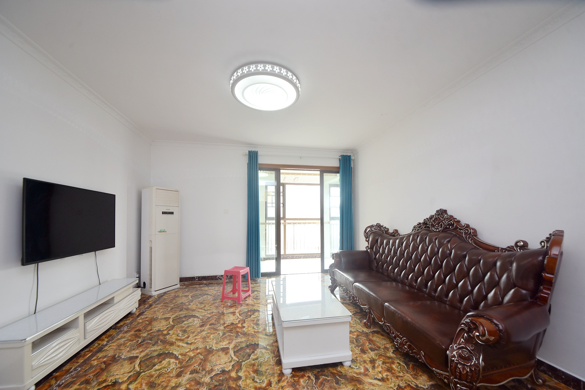 第六都（陆都小区）  3室2厅2卫    245.0万客厅