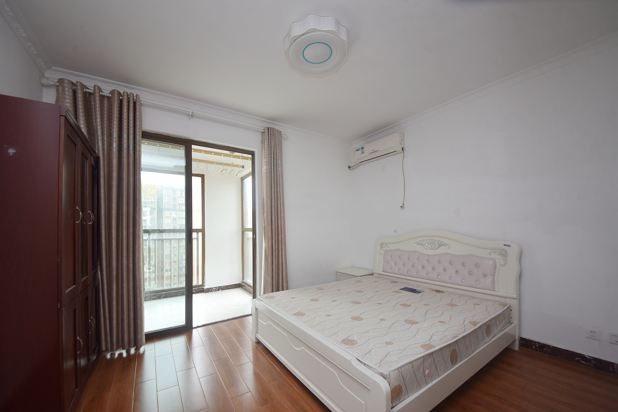 第六都（陆都小区）  3室2厅2卫    245.0万卧室