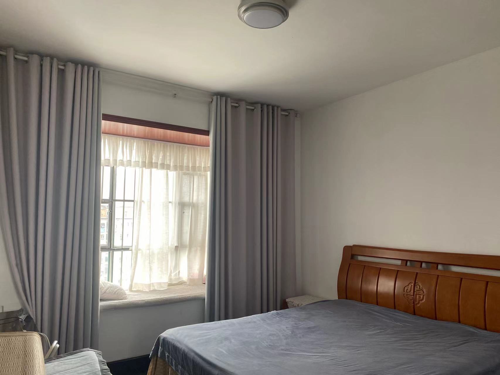 海创明珠花园 5室2厅2卫 80.0万 海创明珠花园 5室2厅2卫 80.0万客厅