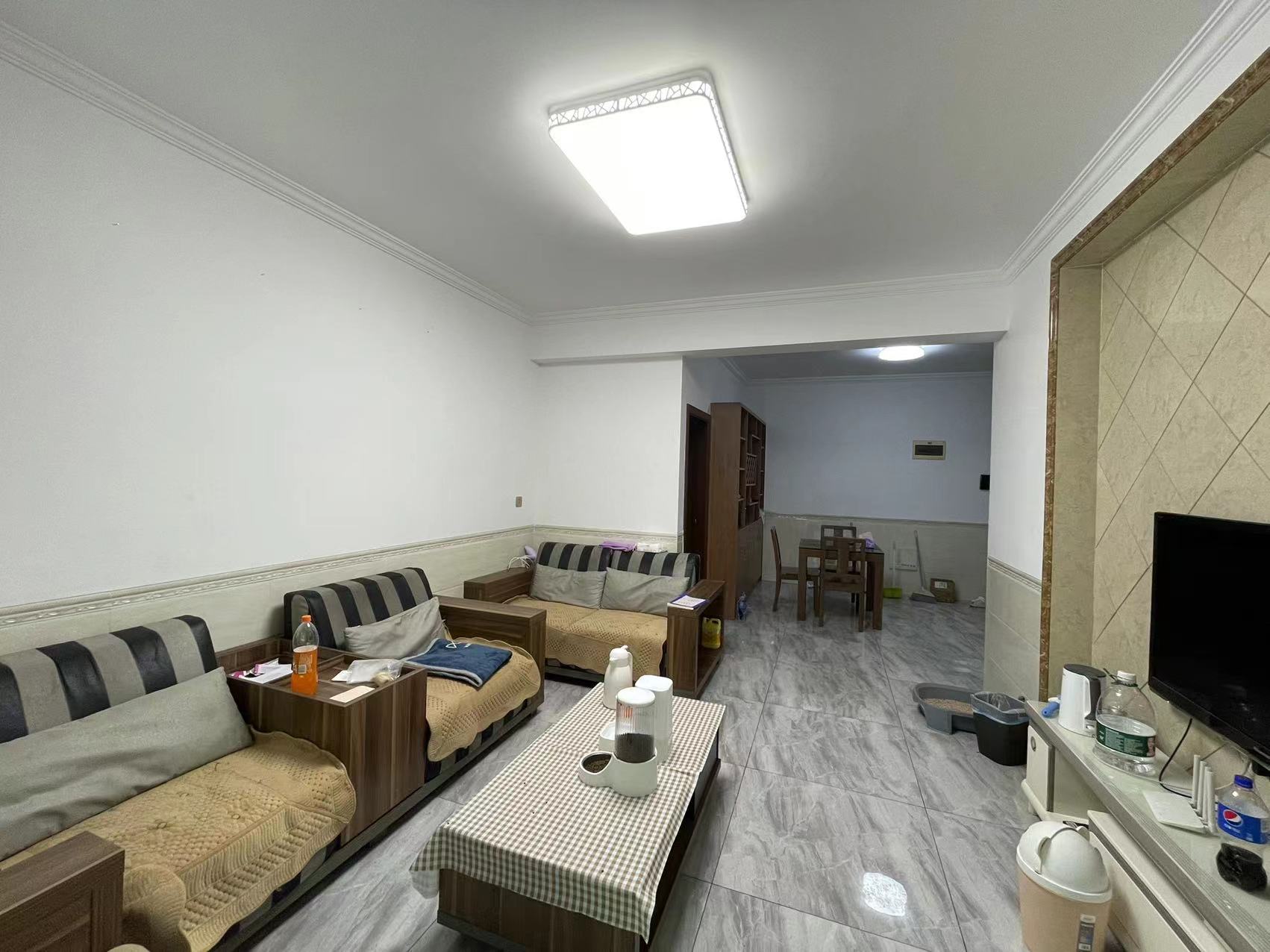 泰山公馆 2室2厅1卫 56.8万 泰山公馆 2室2厅1卫 56.8万客厅