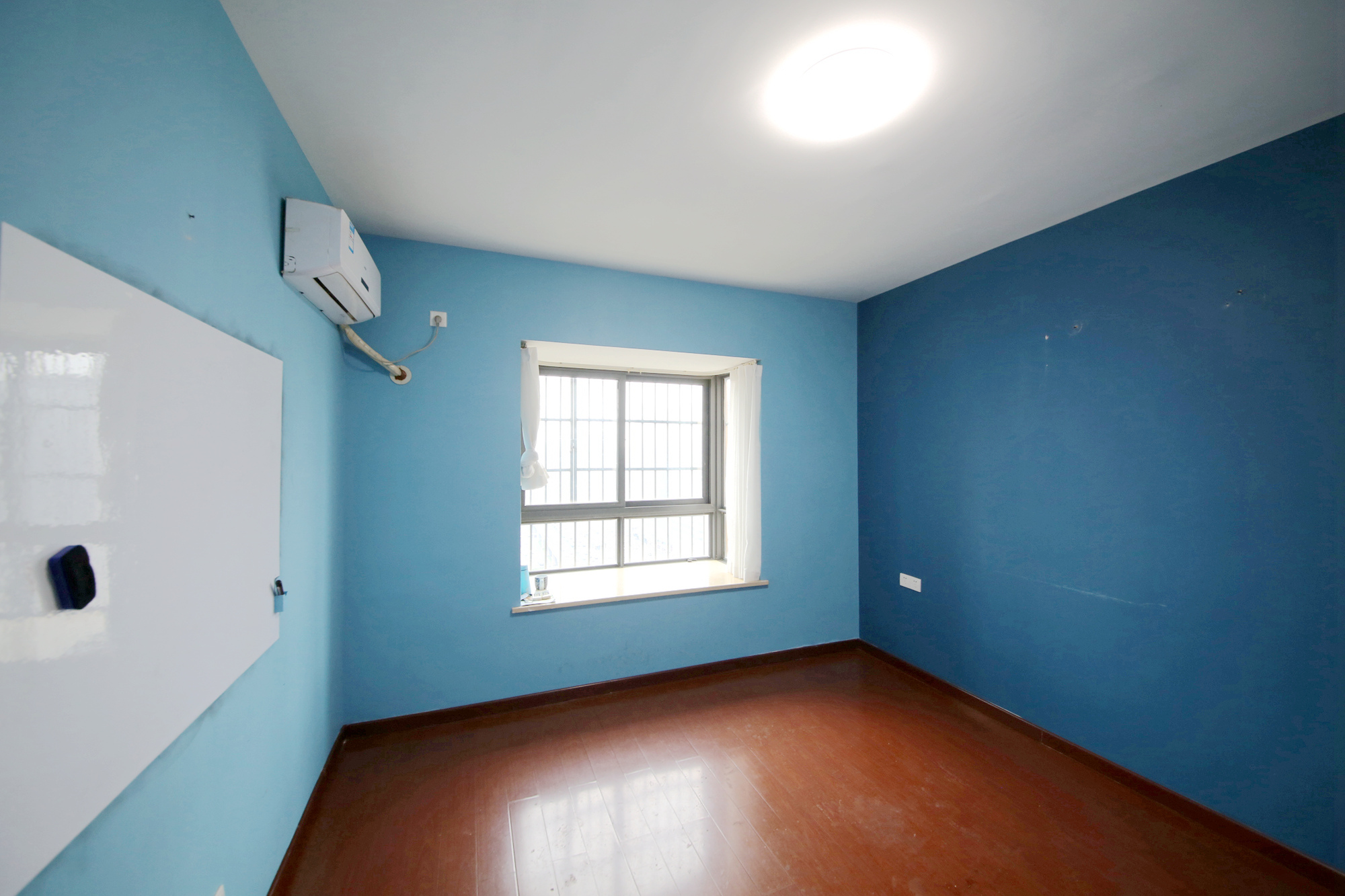 华城广场 2室2厅1卫 98.0万 华城广场 2室2厅1卫 98.0万卧室