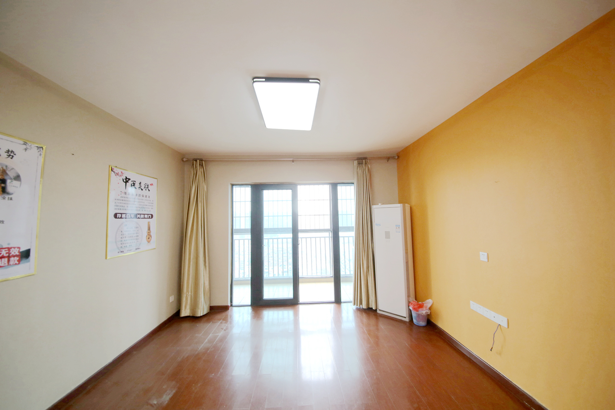 华城广场 2室2厅1卫 98.0万 华城广场 2室2厅1卫 98.0万客厅