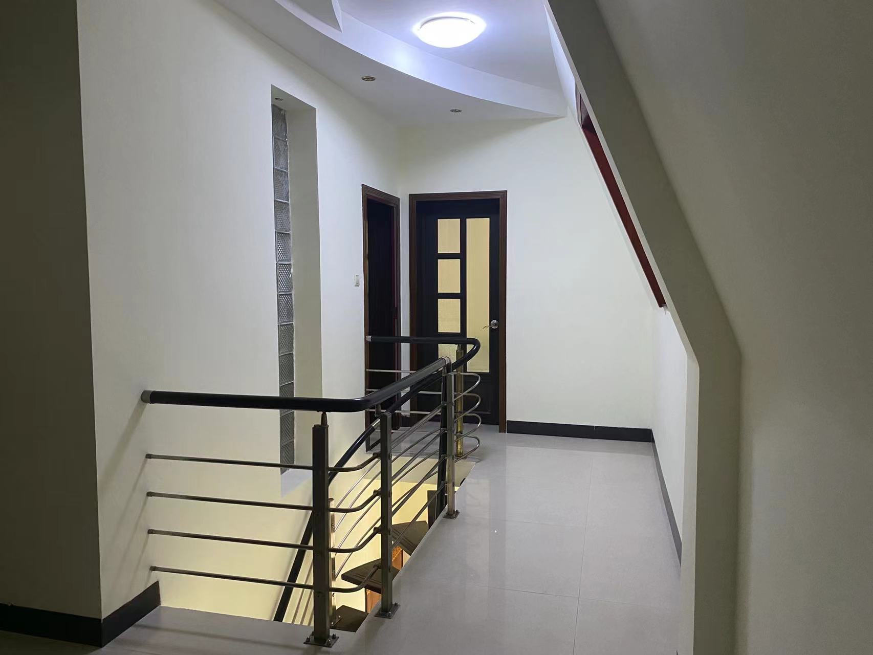 海创明珠花园 5室2厅2卫 80.0万 海创明珠花园 5室2厅2卫 80.0万客厅