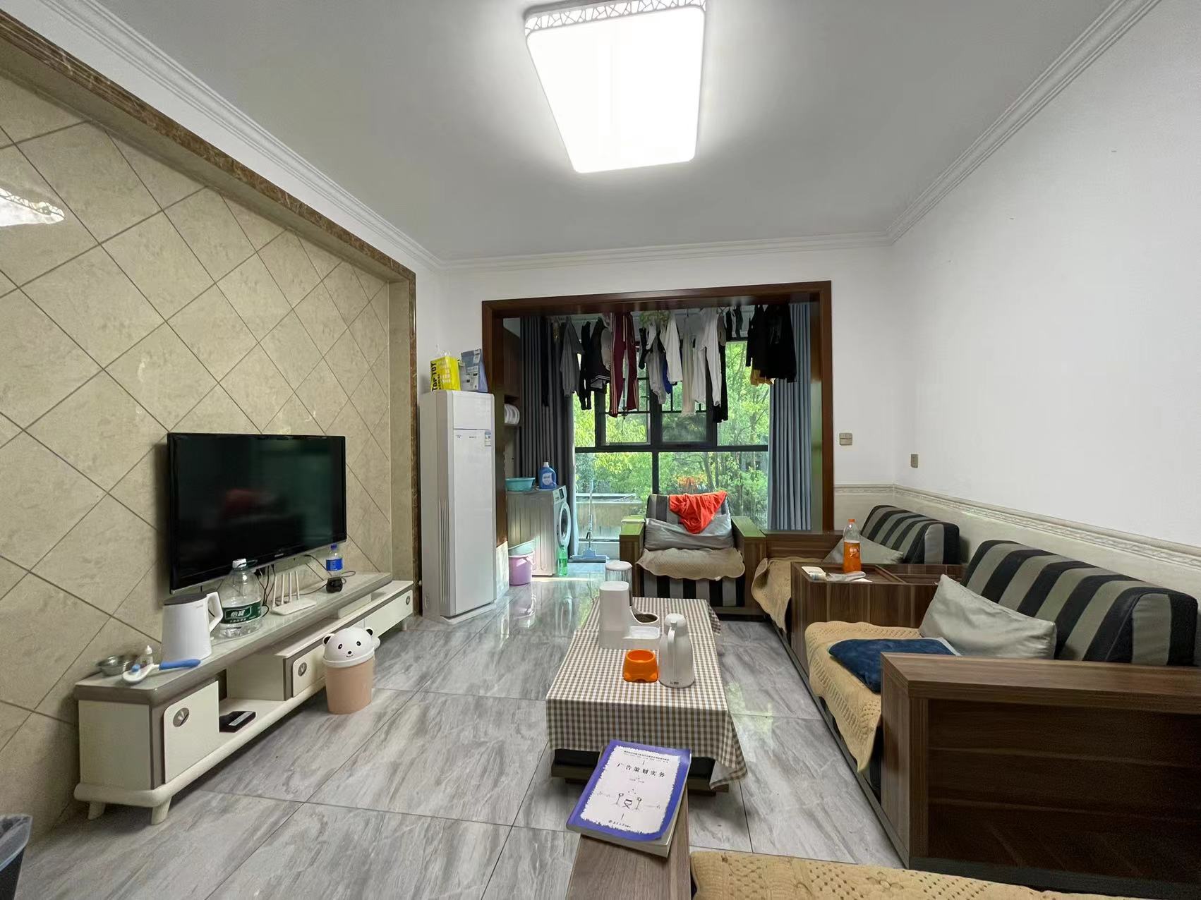 泰山公馆 2室2厅1卫 56.8万 泰山公馆 2室2厅1卫 56.8万客厅