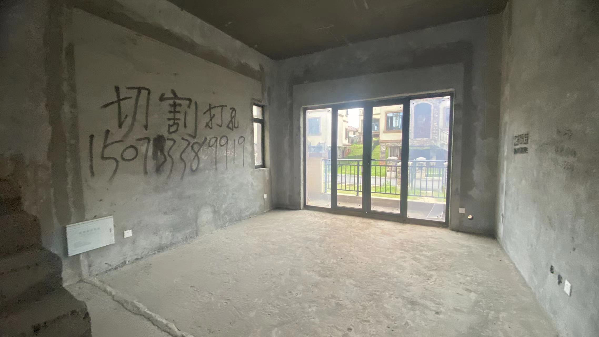 青龙湾（中央小镇）  4室2厅2卫   290.00万客厅