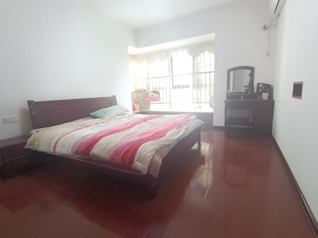 经世皇城 3室2厅2卫 100.0万 经世皇城 3室2厅2卫 100.0万客厅