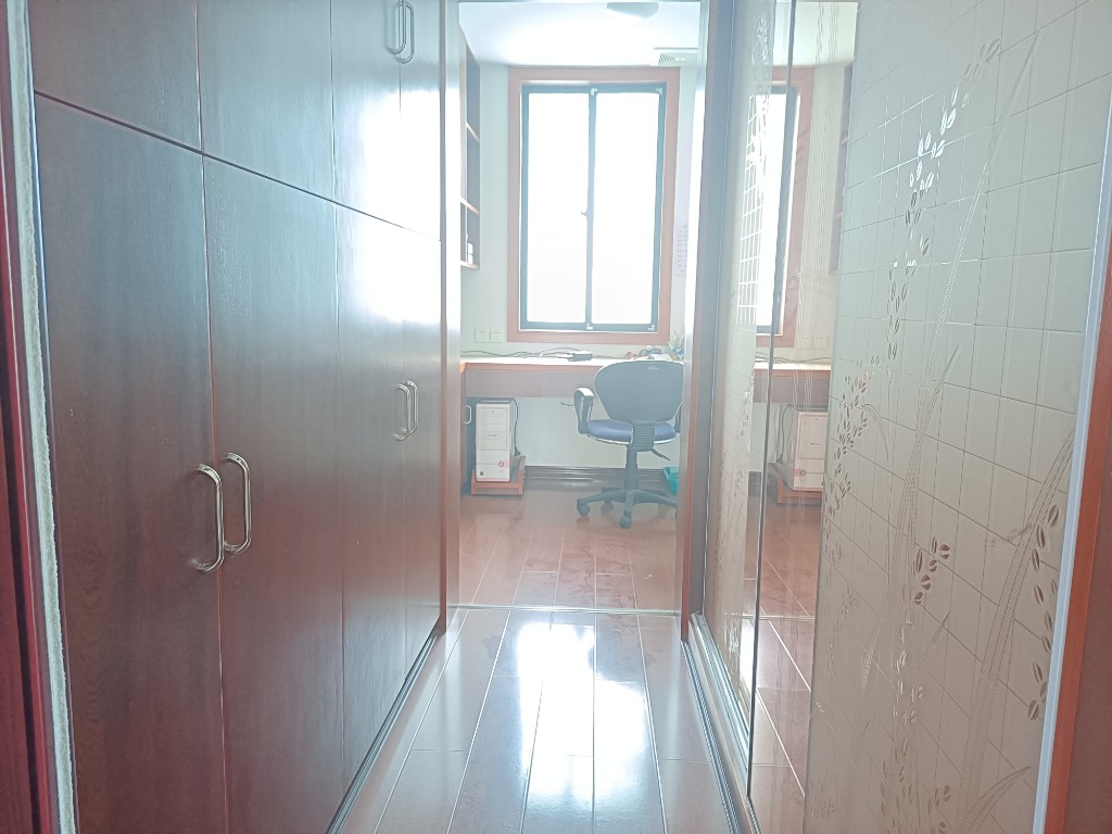 经世皇城 3室2厅2卫 100.0万 经世皇城 3室2厅2卫 100.0万客厅