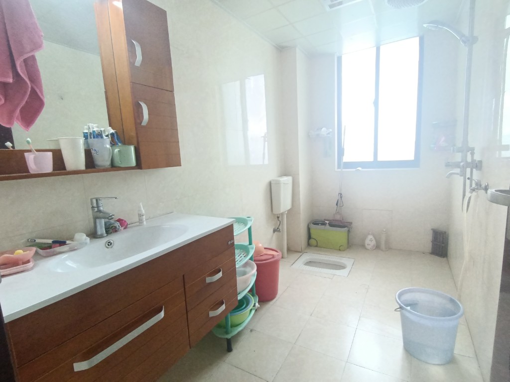 经世皇城 3室2厅2卫 100.0万 经世皇城 3室2厅2卫 100.0万客厅