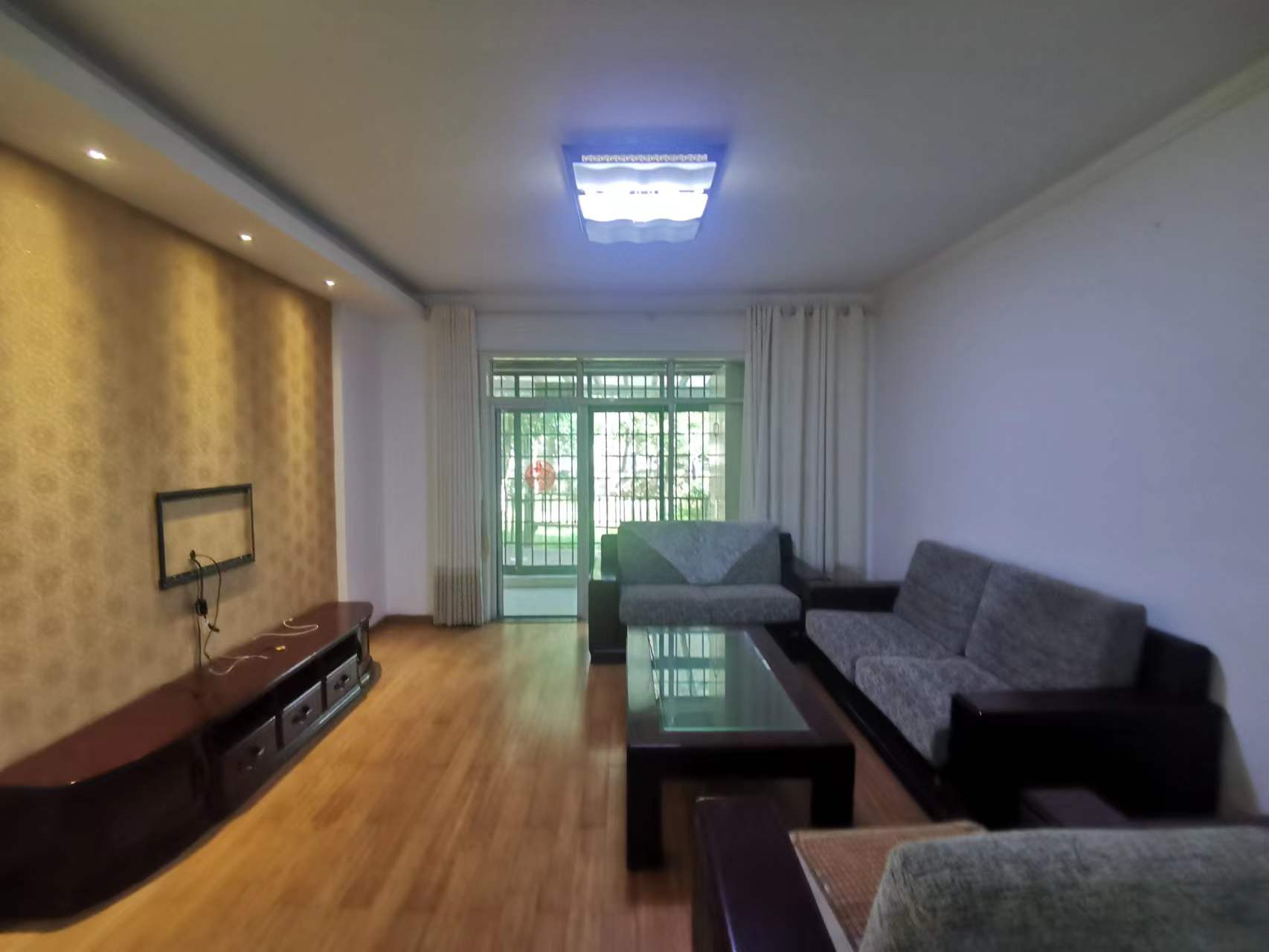 玫瑰名城丁香苑 3室2厅2卫 40.0万 玫瑰名城丁香苑 3室2厅2卫 40.0万客厅