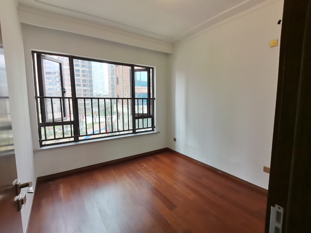 翡翠公园(北大资源) 4室2厅2卫 112.0万 翡翠公园(北大资源) 4室2厅2卫 112.0万客厅