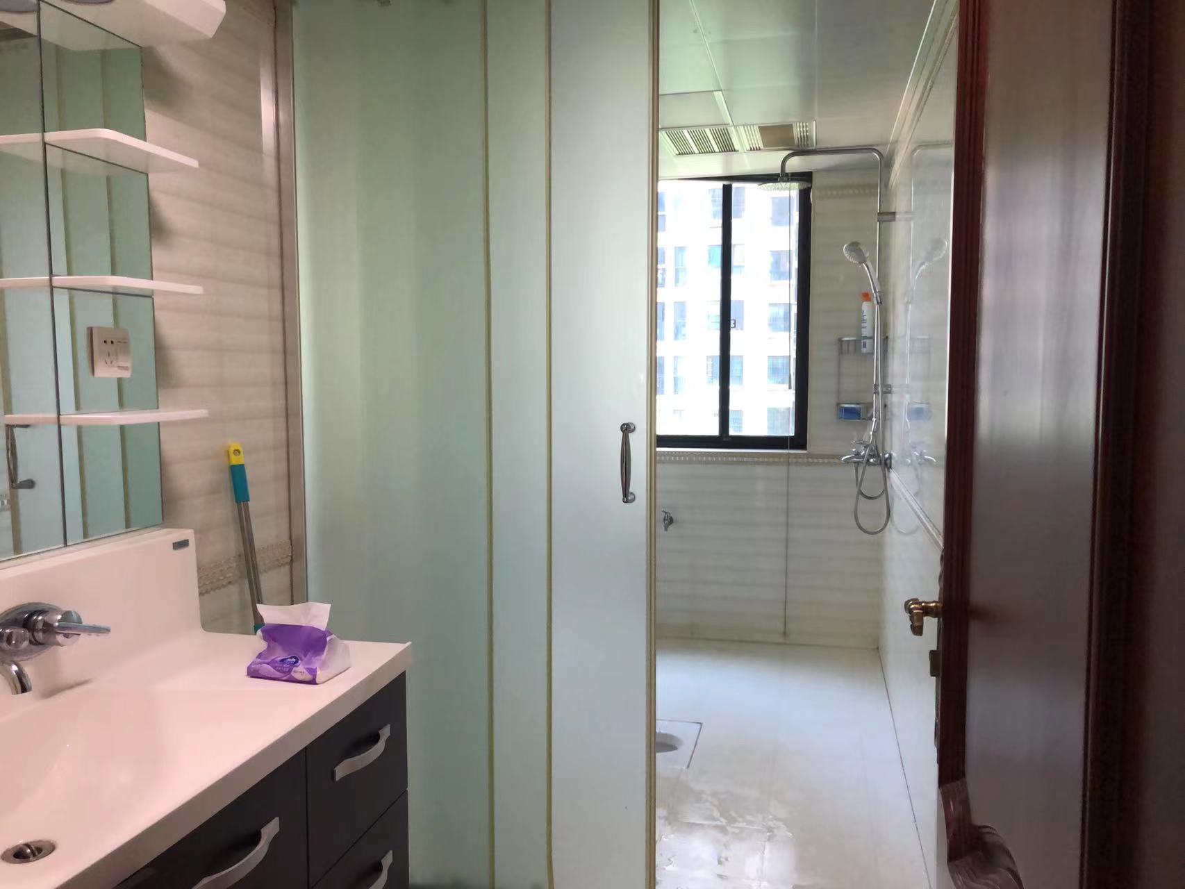 龙腾国际 5室2厅1卫 123.0万 龙腾国际 5室2厅1卫 123.0万客厅