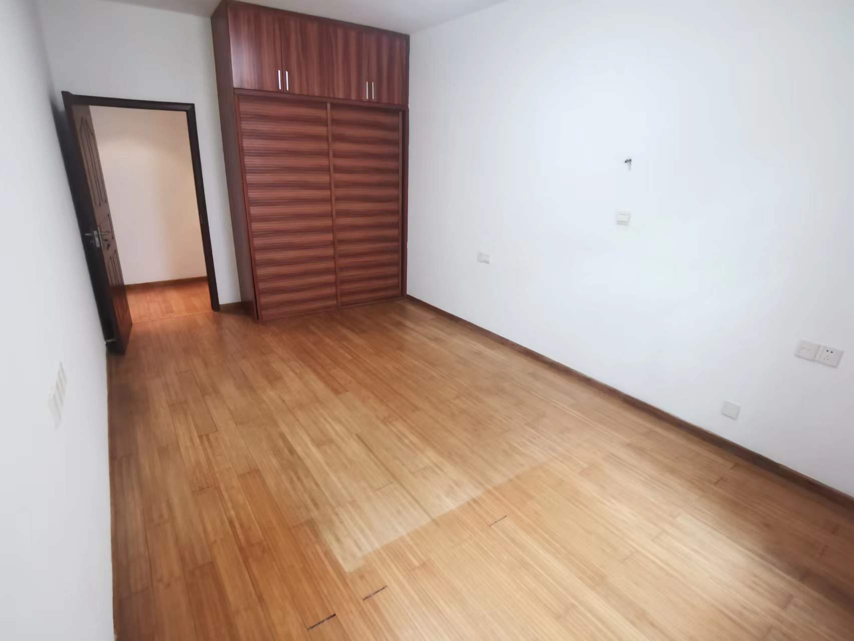 玫瑰名城丁香苑 3室2厅2卫 40.0万 玫瑰名城丁香苑 3室2厅2卫 40.0万客厅