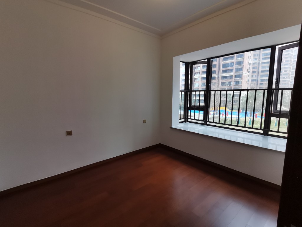 翡翠公园(北大资源) 4室2厅2卫 112.0万 翡翠公园(北大资源) 4室2厅2卫 112.0万客厅