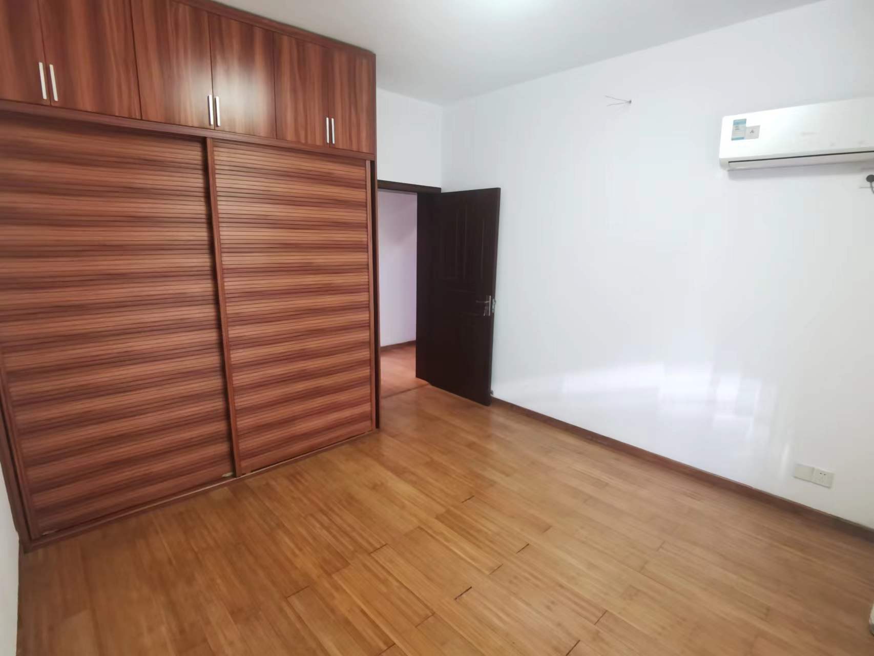 玫瑰名城丁香苑 3室2厅2卫 40.0万 玫瑰名城丁香苑 3室2厅2卫 40.0万客厅