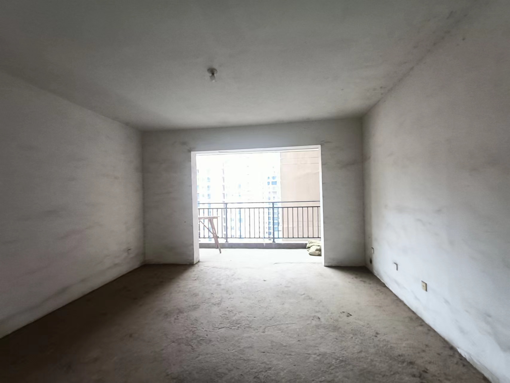 庐山春天二期曼城 4室2厅1卫 130.0万 庐山春天二期曼城 4室2厅1卫 130.0万客厅