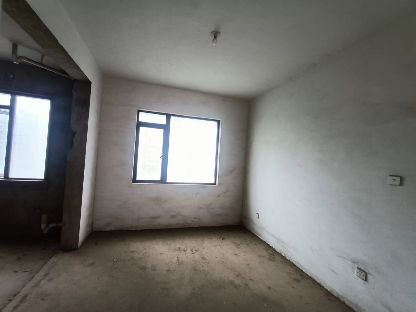 庐山春天二期曼城 4室2厅1卫 130.0万 庐山春天二期曼城 4室2厅1卫 130.0万客厅