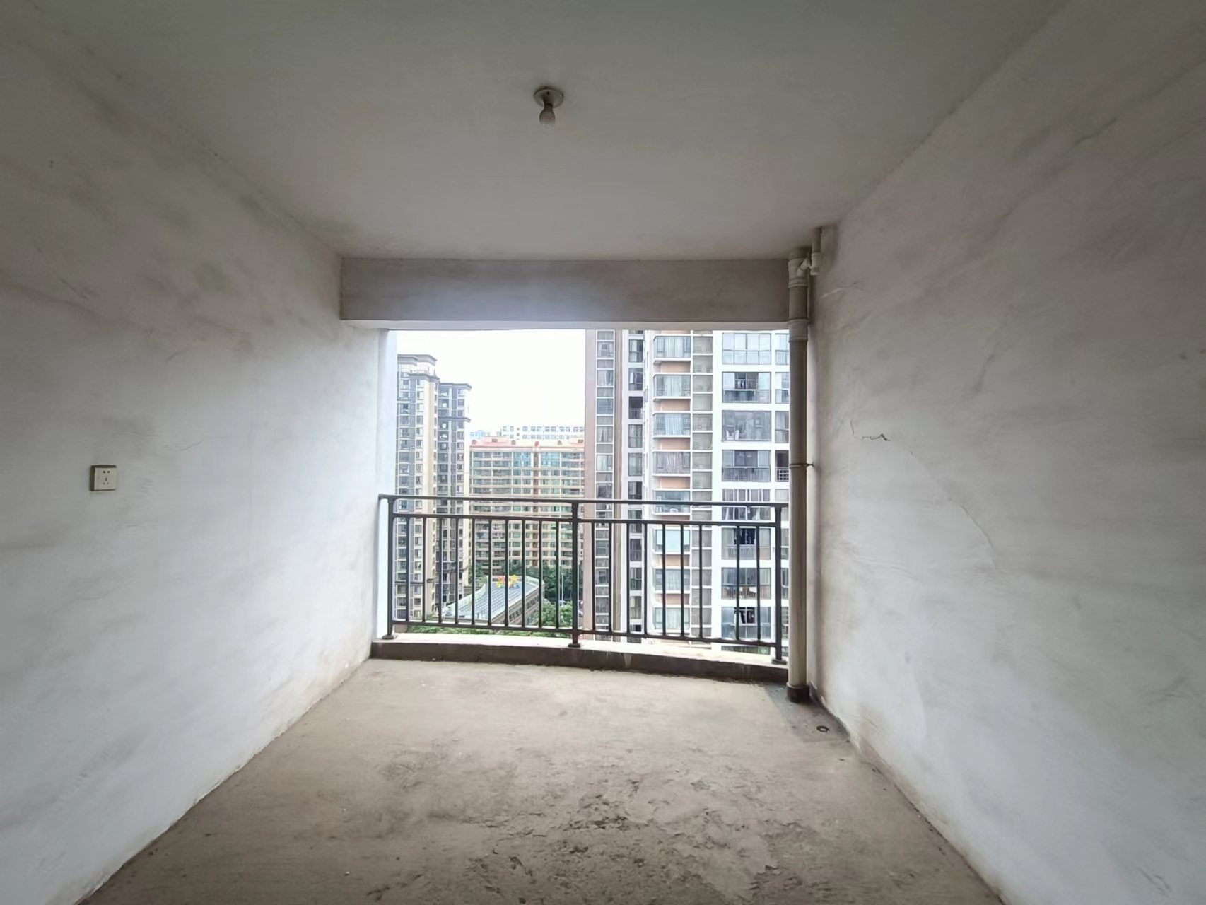 庐山春天二期曼城 4室2厅1卫 130.0万 庐山春天二期曼城 4室2厅1卫 130.0万客厅