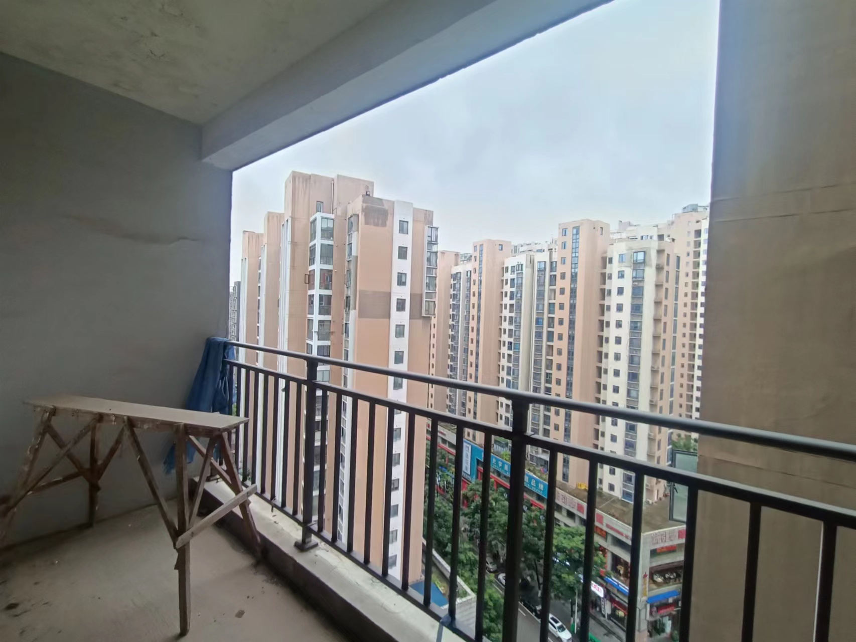 庐山春天二期曼城 4室2厅1卫 130.0万 庐山春天二期曼城 4室2厅1卫 130.0万客厅