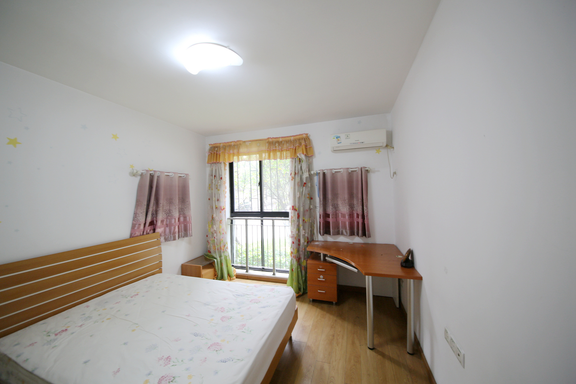 西街花园 4室2厅2卫 125.0万 西街花园 4室2厅2卫 125.0万卧室