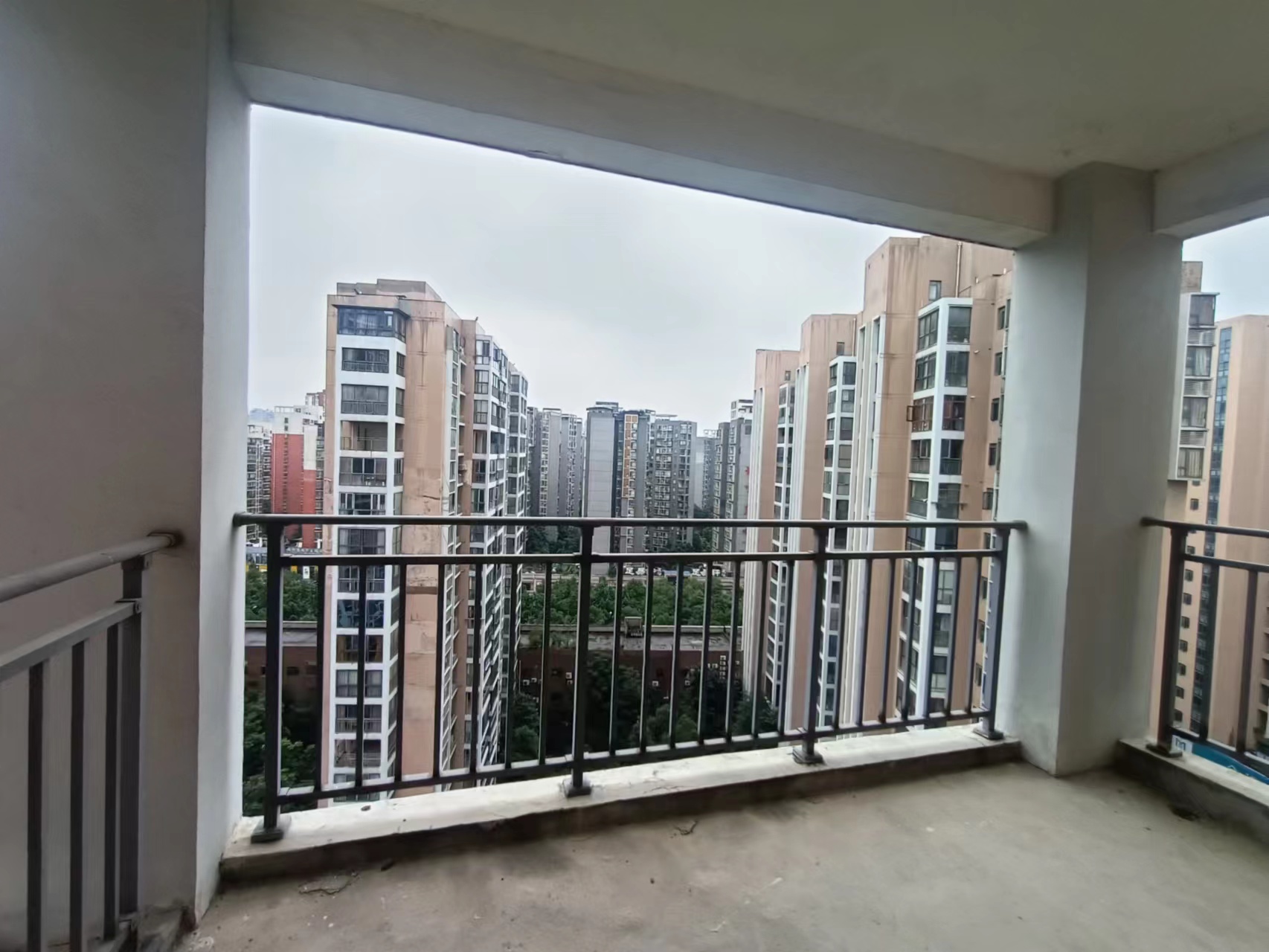 庐山春天二期曼城 4室2厅1卫 130.0万 庐山春天二期曼城 4室2厅1卫 130.0万客厅