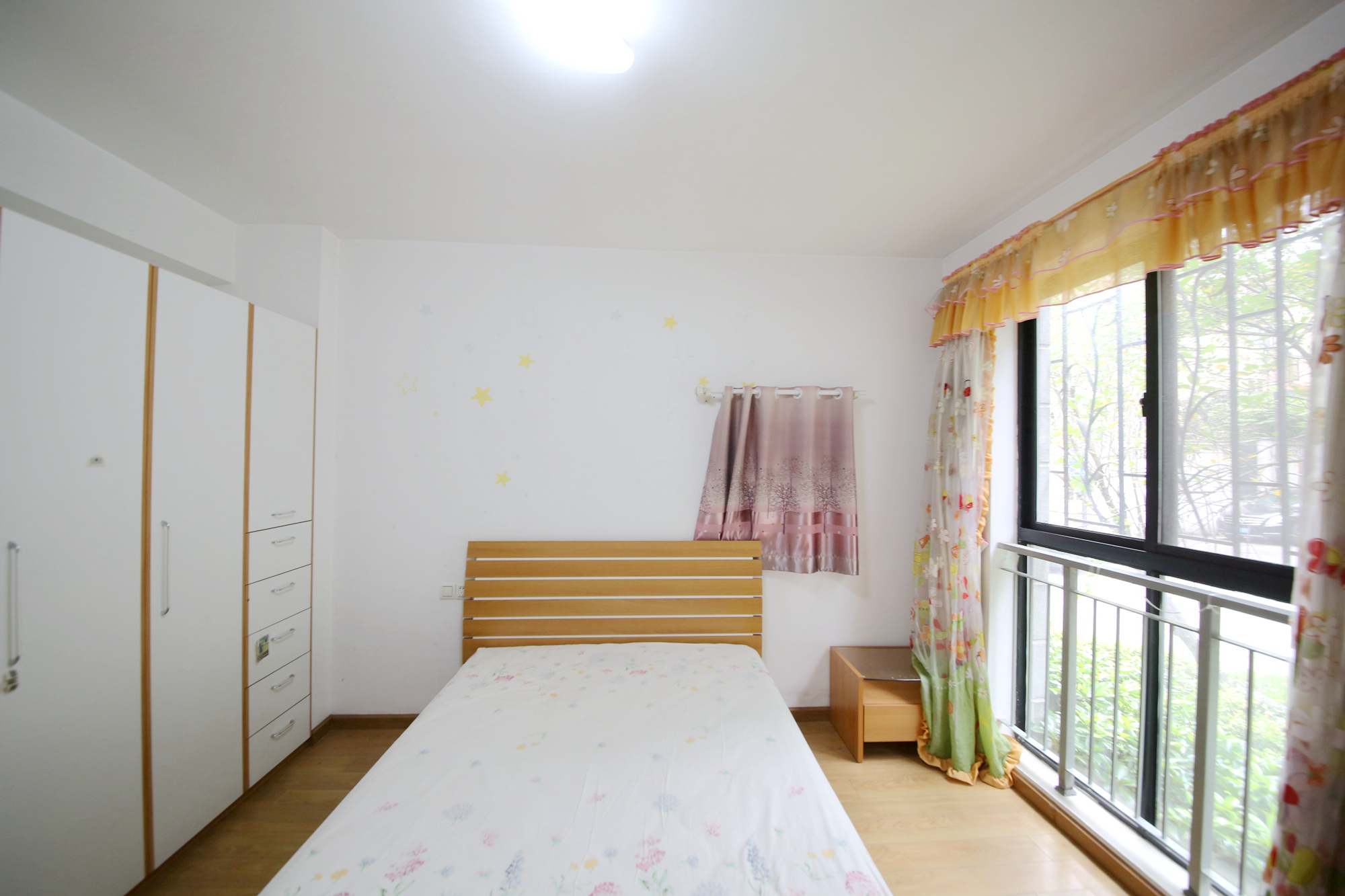 西街花园 4室2厅2卫 125.0万 西街花园 4室2厅2卫 125.0万卧室