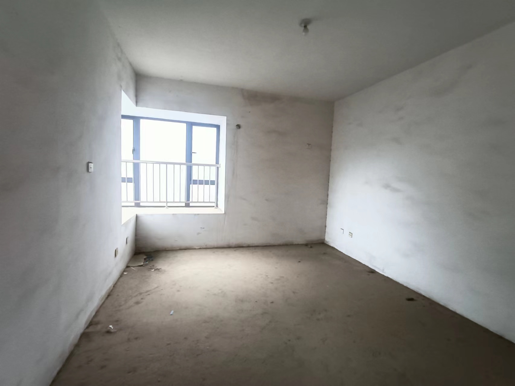 庐山春天二期曼城 4室2厅1卫 130.0万 庐山春天二期曼城 4室2厅1卫 130.0万客厅