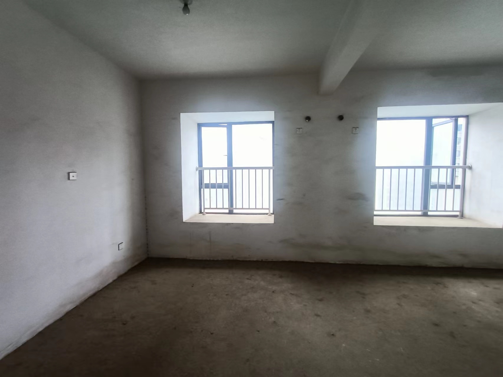 庐山春天二期曼城 4室2厅1卫 130.0万 庐山春天二期曼城 4室2厅1卫 130.0万客厅