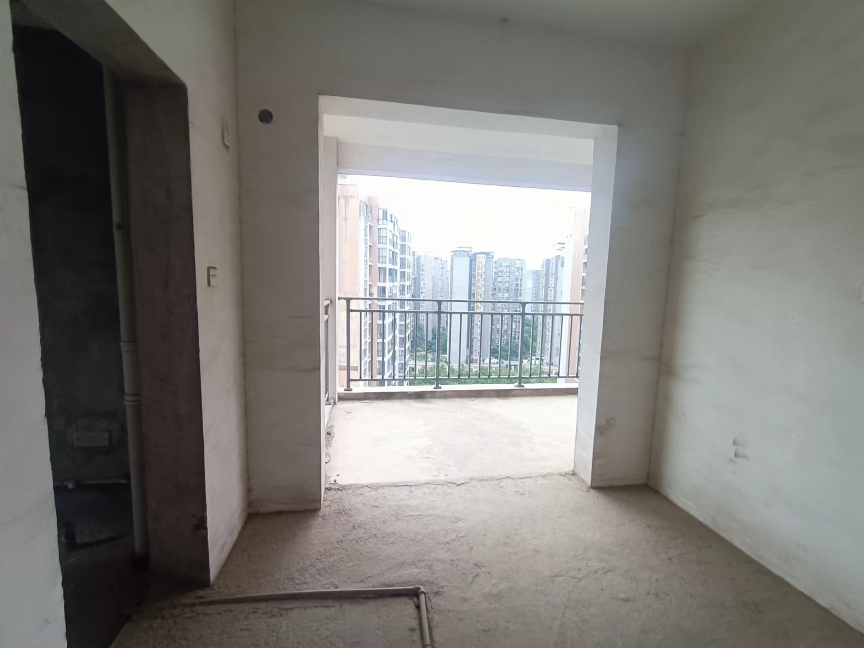 庐山春天二期曼城 4室2厅1卫 130.0万 庐山春天二期曼城 4室2厅1卫 130.0万客厅