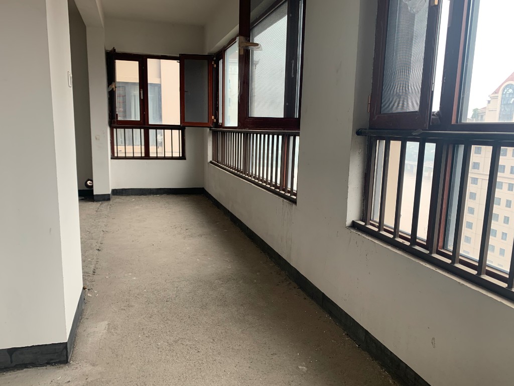 金水湾 5室2厅3卫 150.0万 金水湾 5室2厅3卫 150.0万客厅