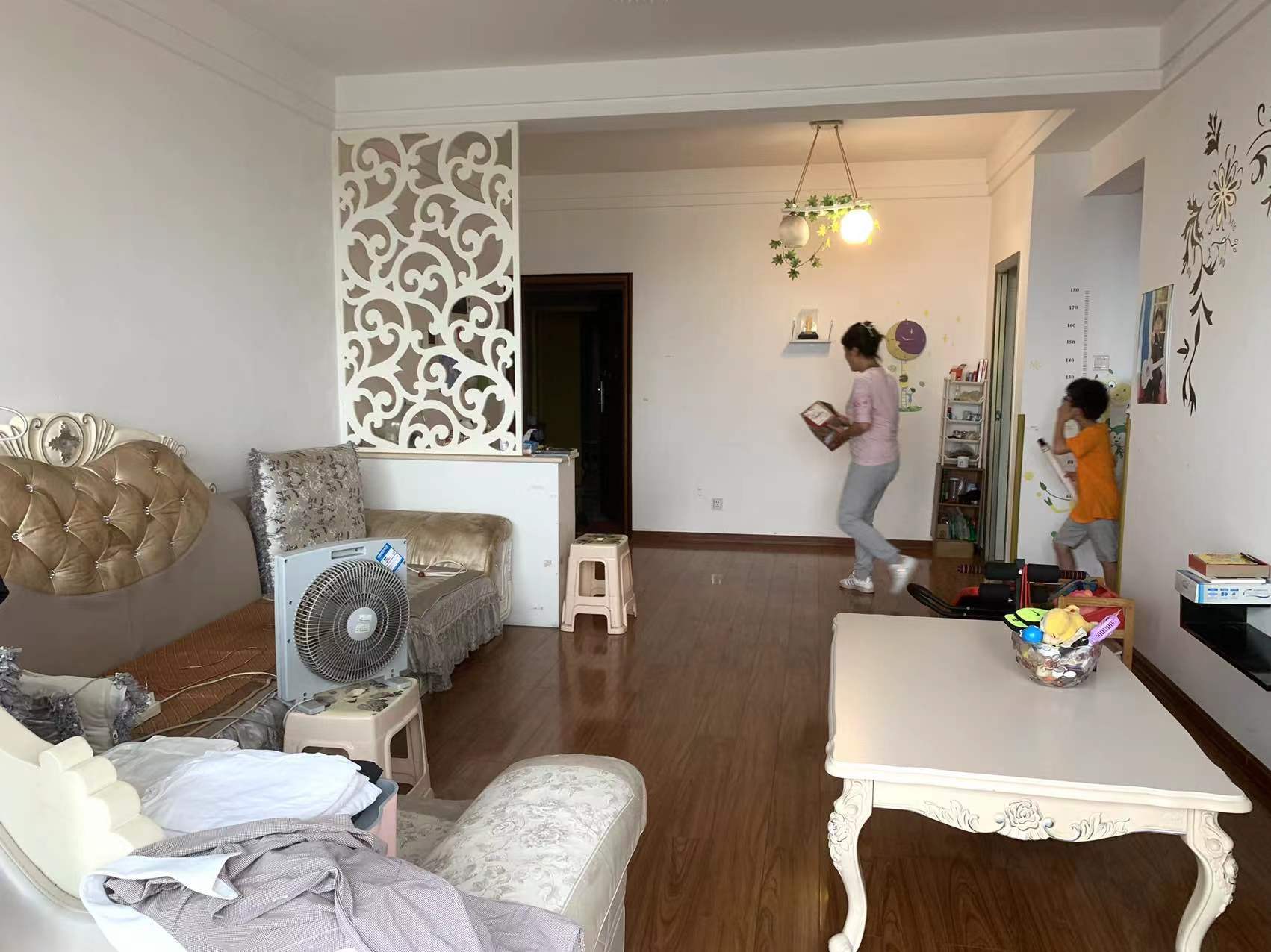 中央皇庭 3室2厅1卫 54.8万 中央皇庭 3室2厅1卫 54.8万客厅