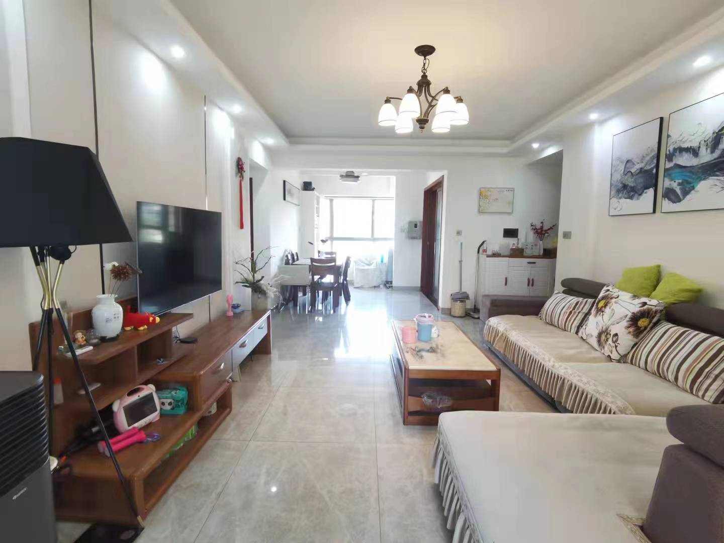 凯风珑城 3室2厅2卫 85.0万 凯风珑城 3室2厅2卫 85.0万客厅