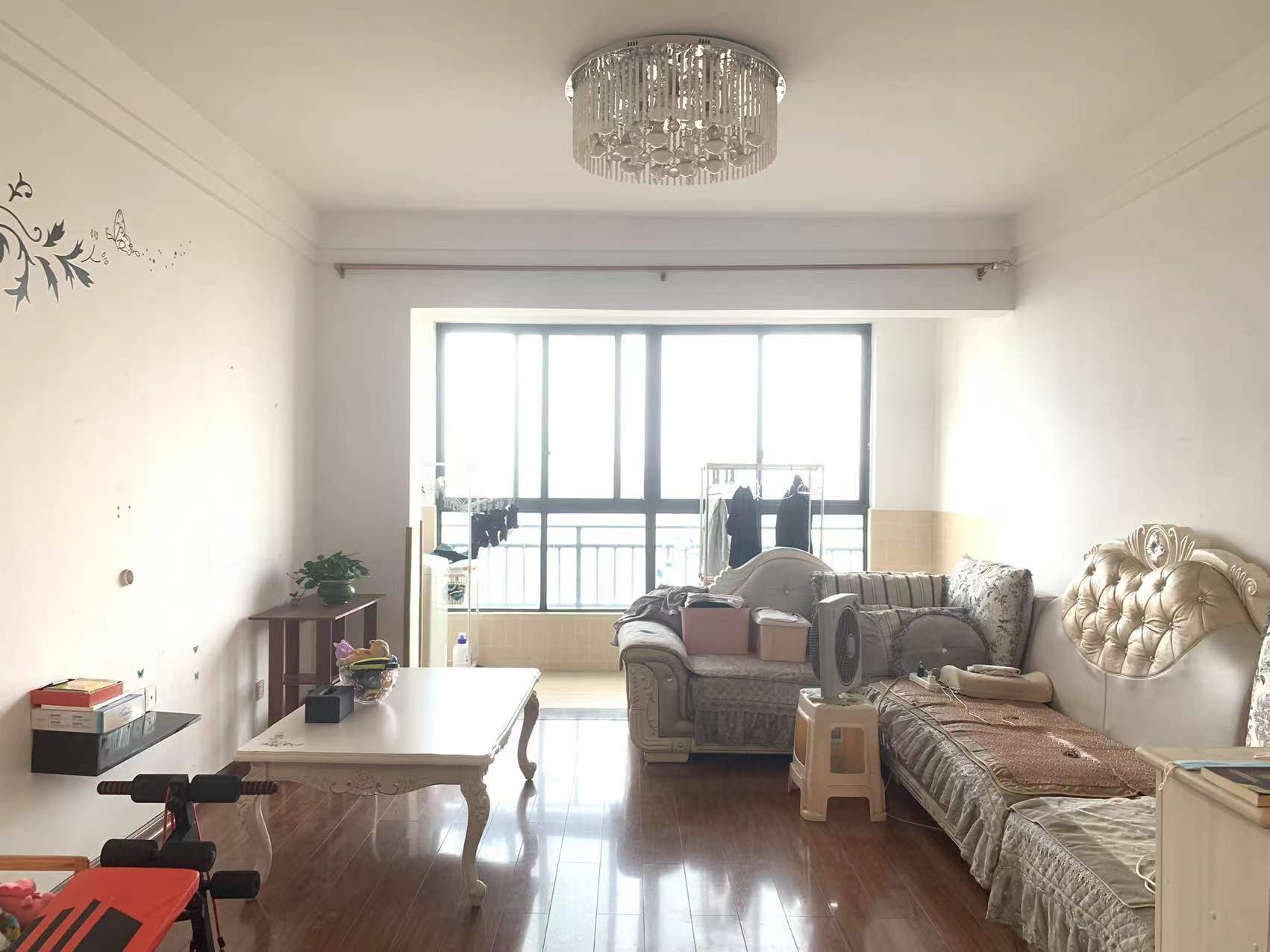 中央皇庭 3室2厅1卫 54.8万 中央皇庭 3室2厅1卫 54.8万客厅