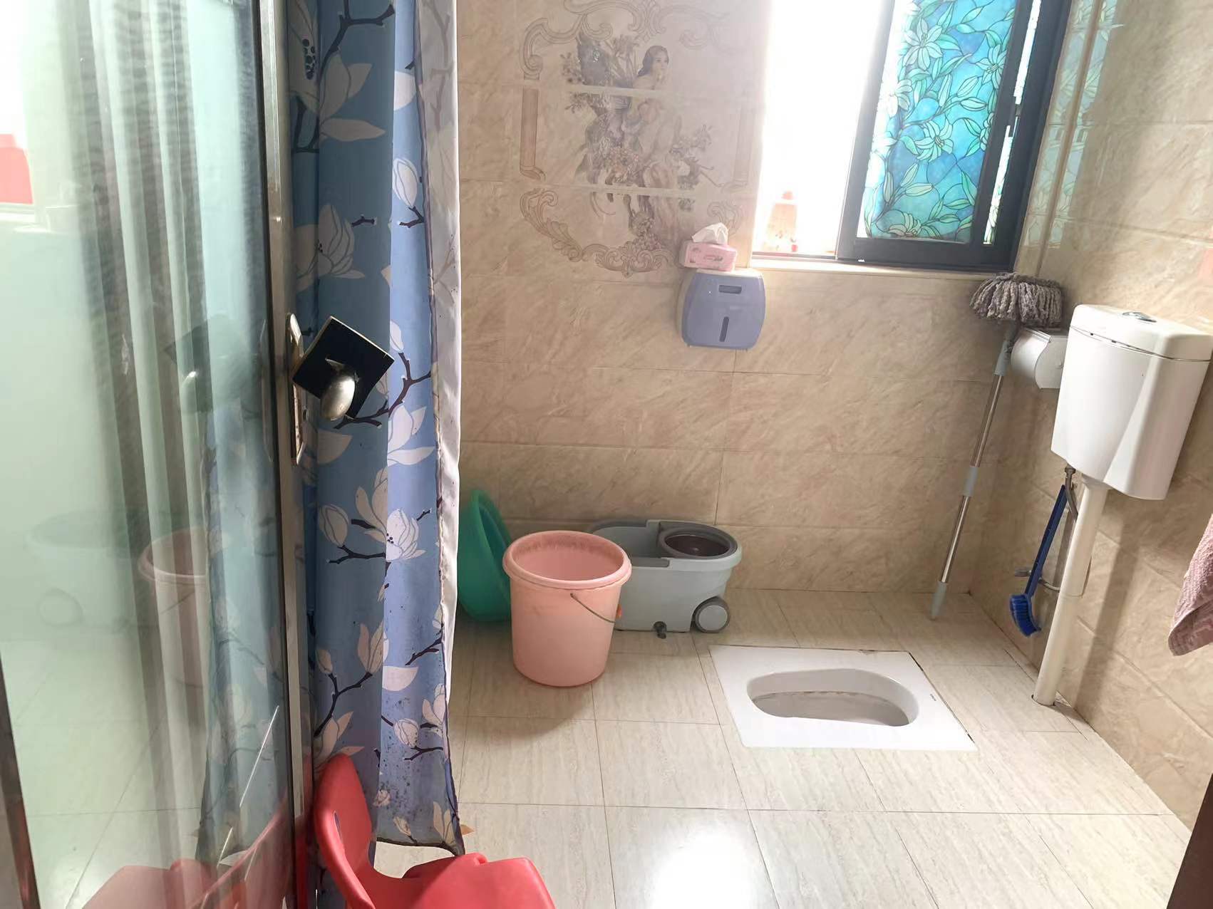 中央皇庭 3室2厅1卫 54.8万 中央皇庭 3室2厅1卫 54.8万客厅