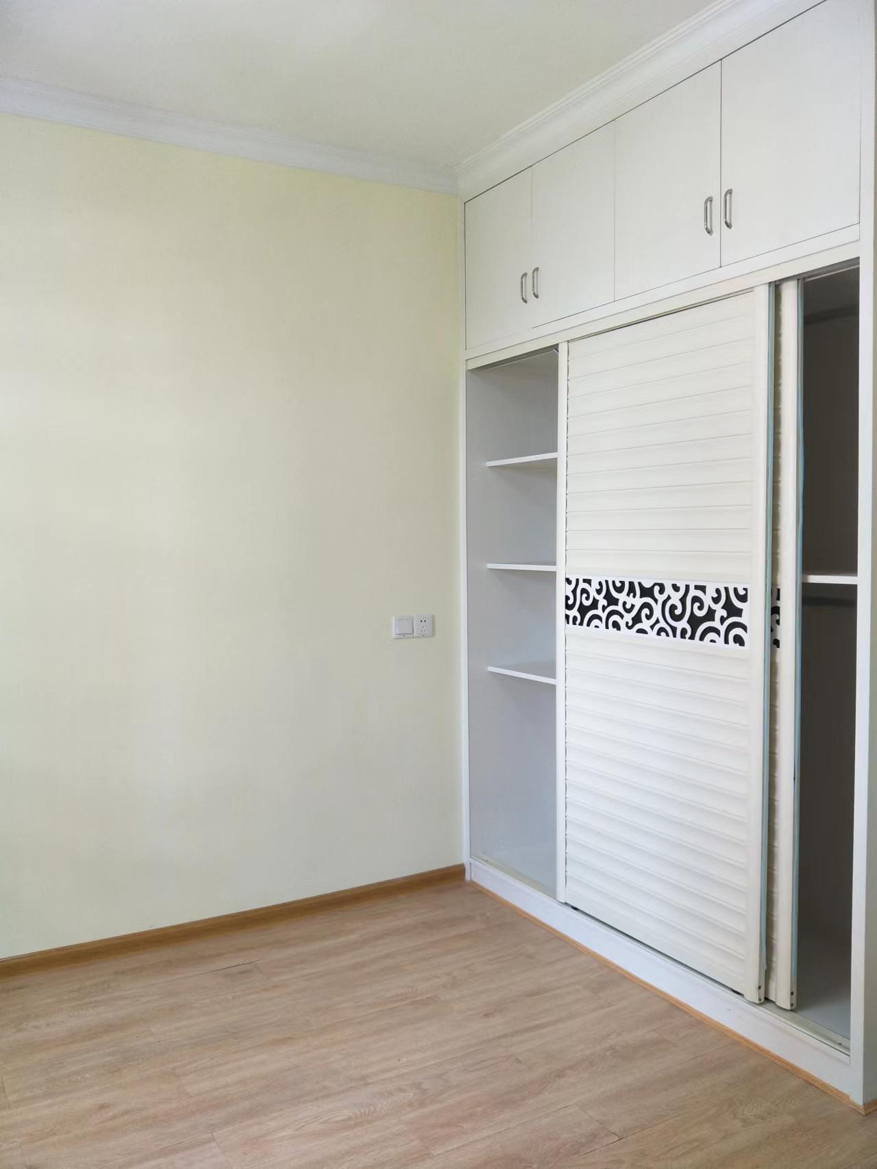 西苑小区 4室2厅1卫 62.0万 西苑小区 4室2厅1卫 62.0万客厅