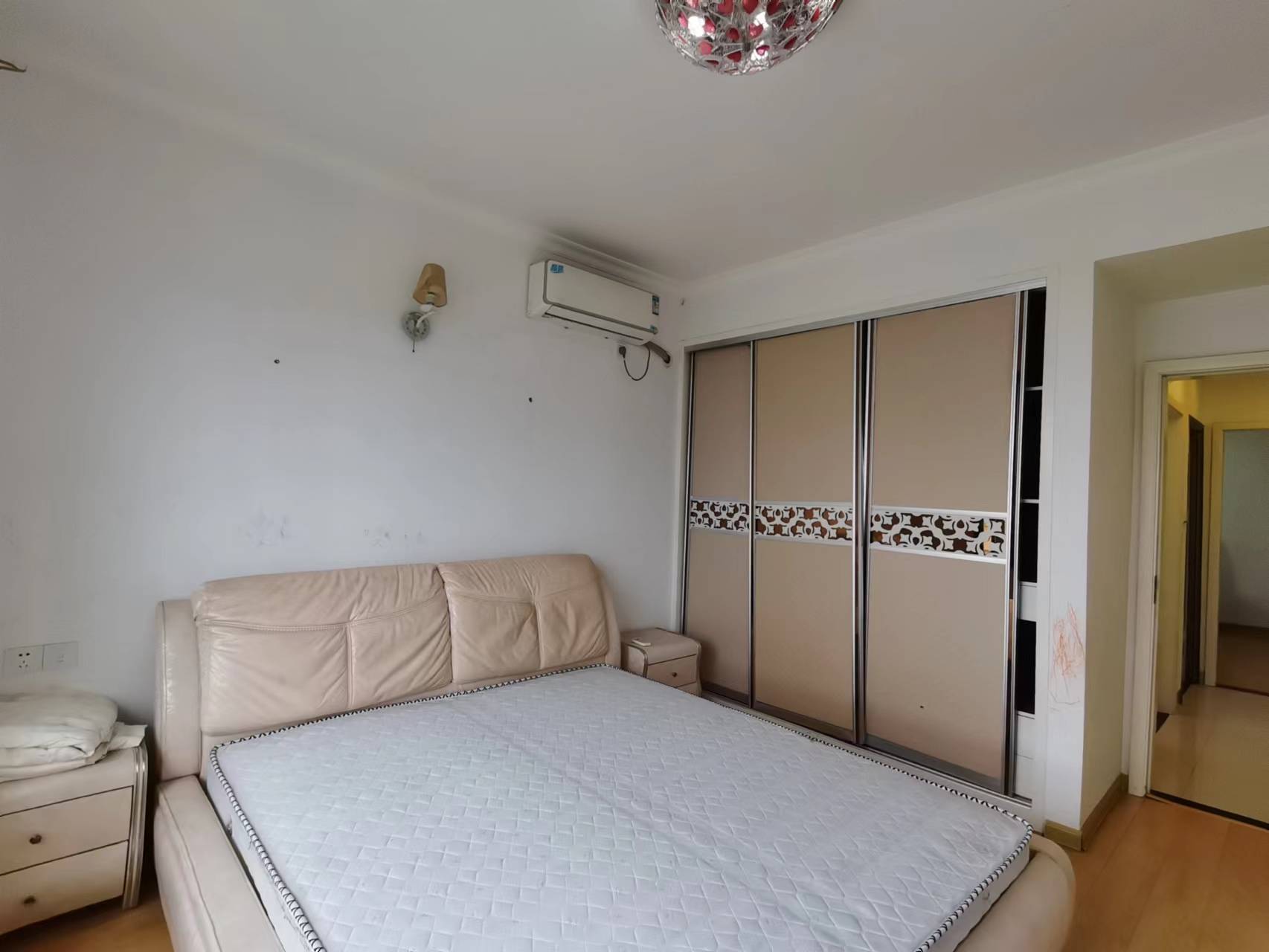 中建御山和苑 3室2厅1卫 55.0万 中建御山和苑 3室2厅1卫 55.0万客厅