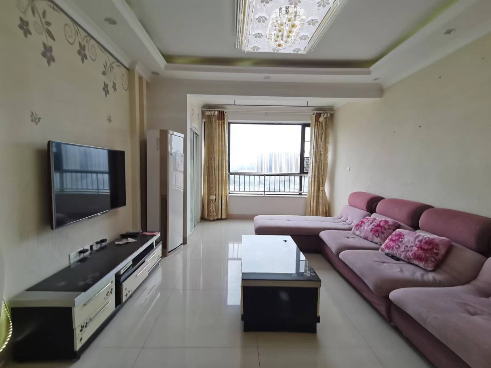 中建御山和苑 3室2厅1卫 55.0万 中建御山和苑 3室2厅1卫 55.0万客厅