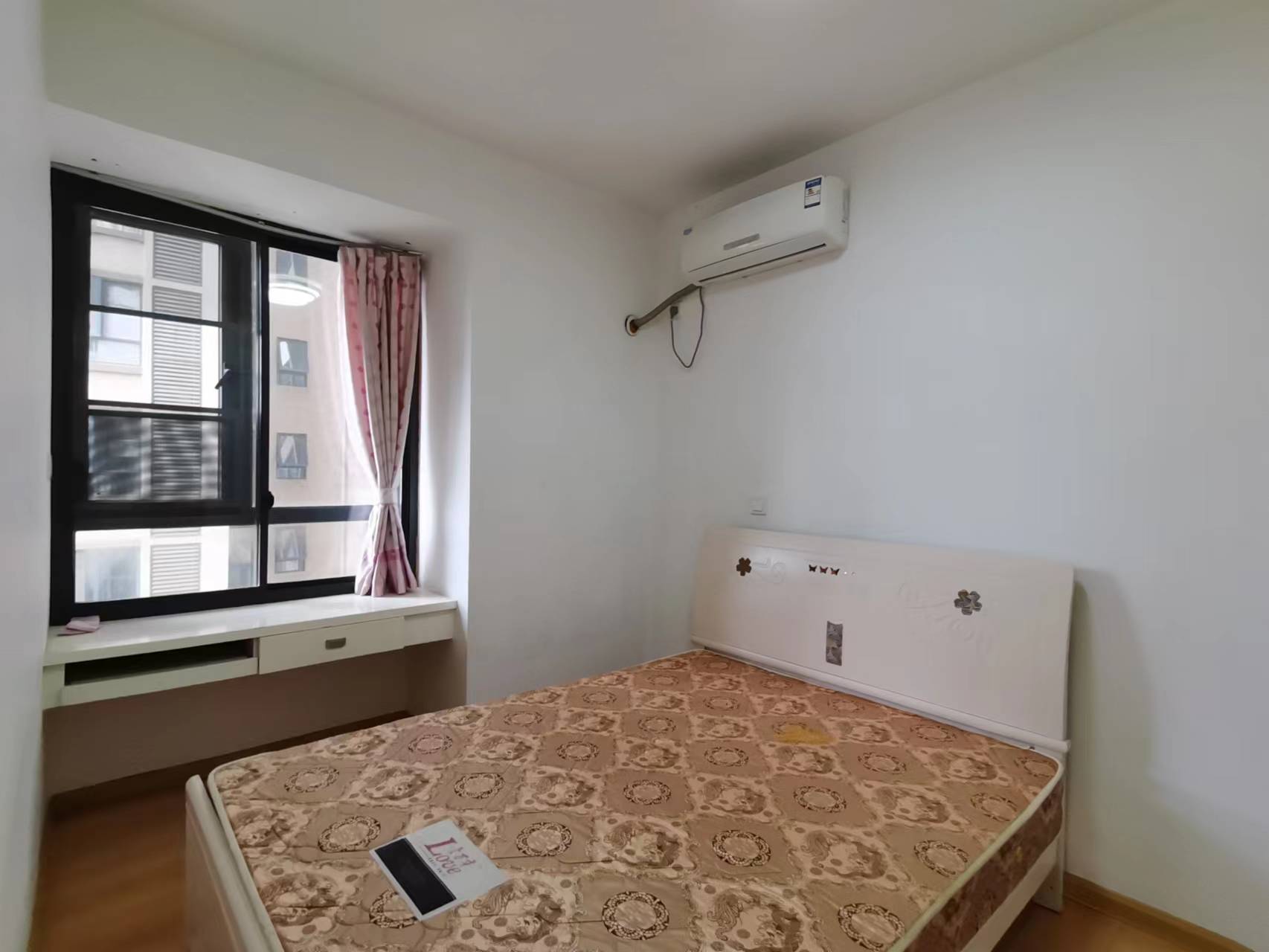 中建御山和苑 3室2厅1卫 55.0万 中建御山和苑 3室2厅1卫 55.0万客厅