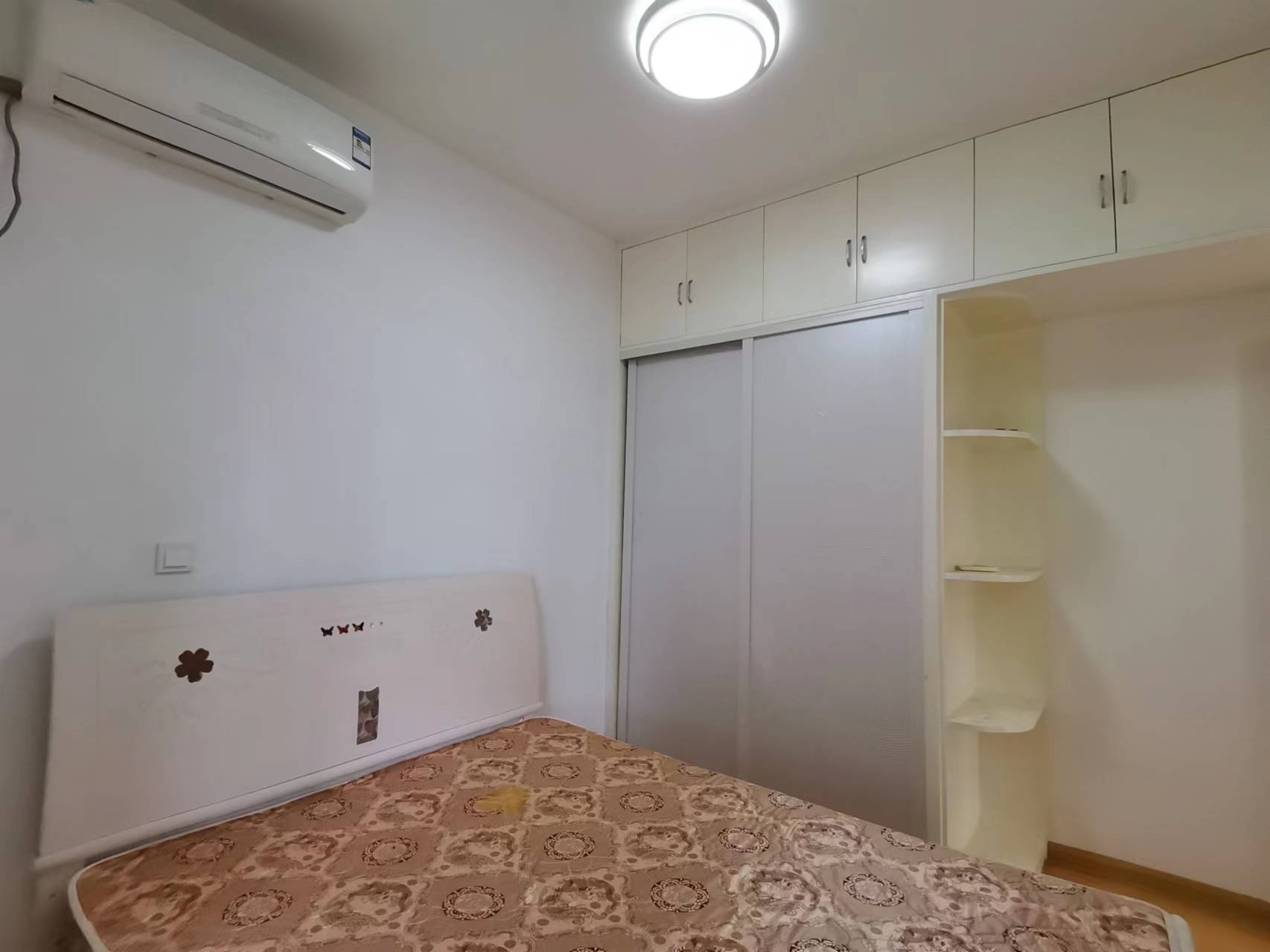 中建御山和苑 3室2厅1卫 55.0万 中建御山和苑 3室2厅1卫 55.0万客厅