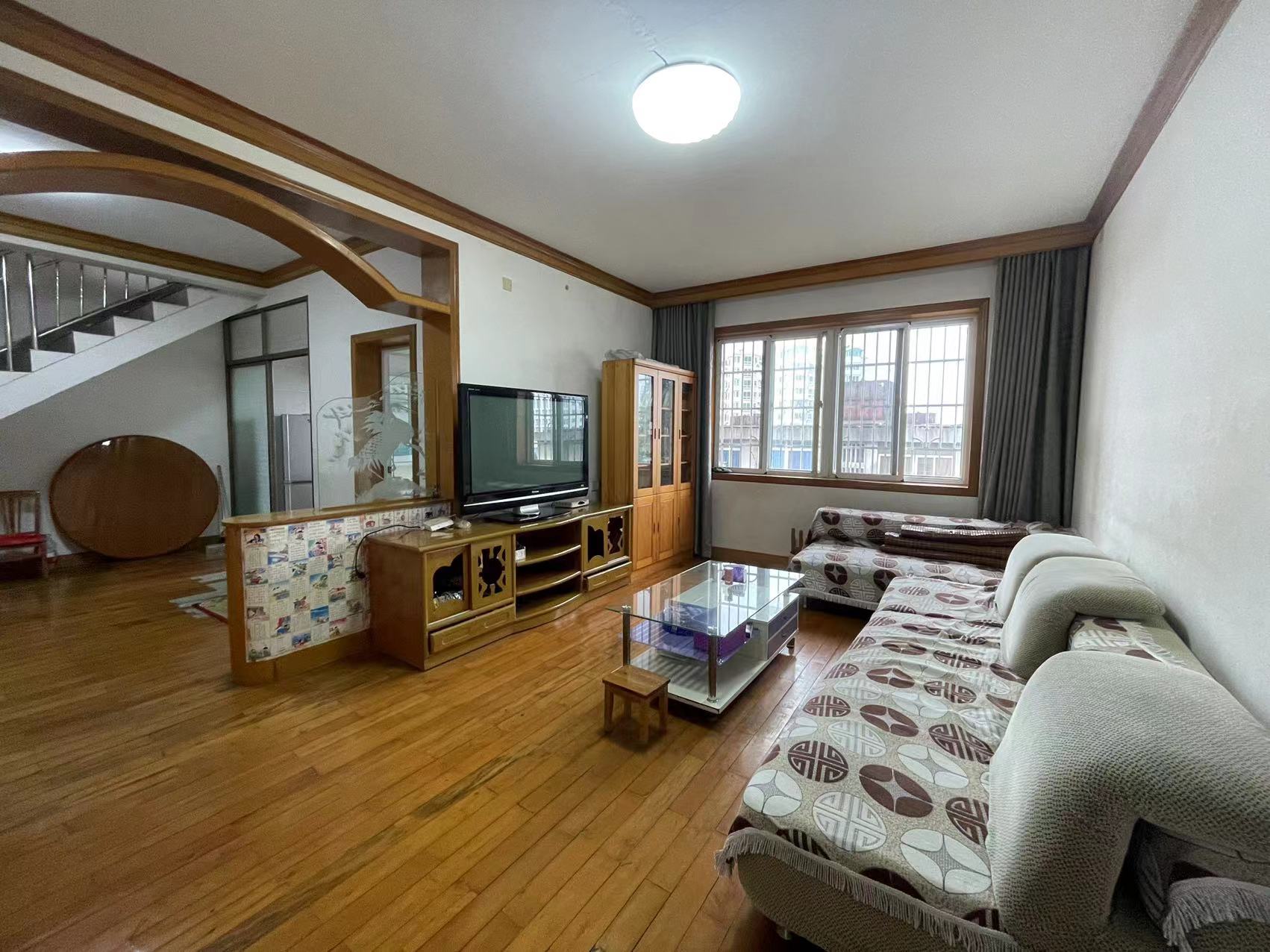 桥梁厂二区 3室2厅2卫 46.8万 桥梁厂二区 3室2厅2卫 46.8万客厅