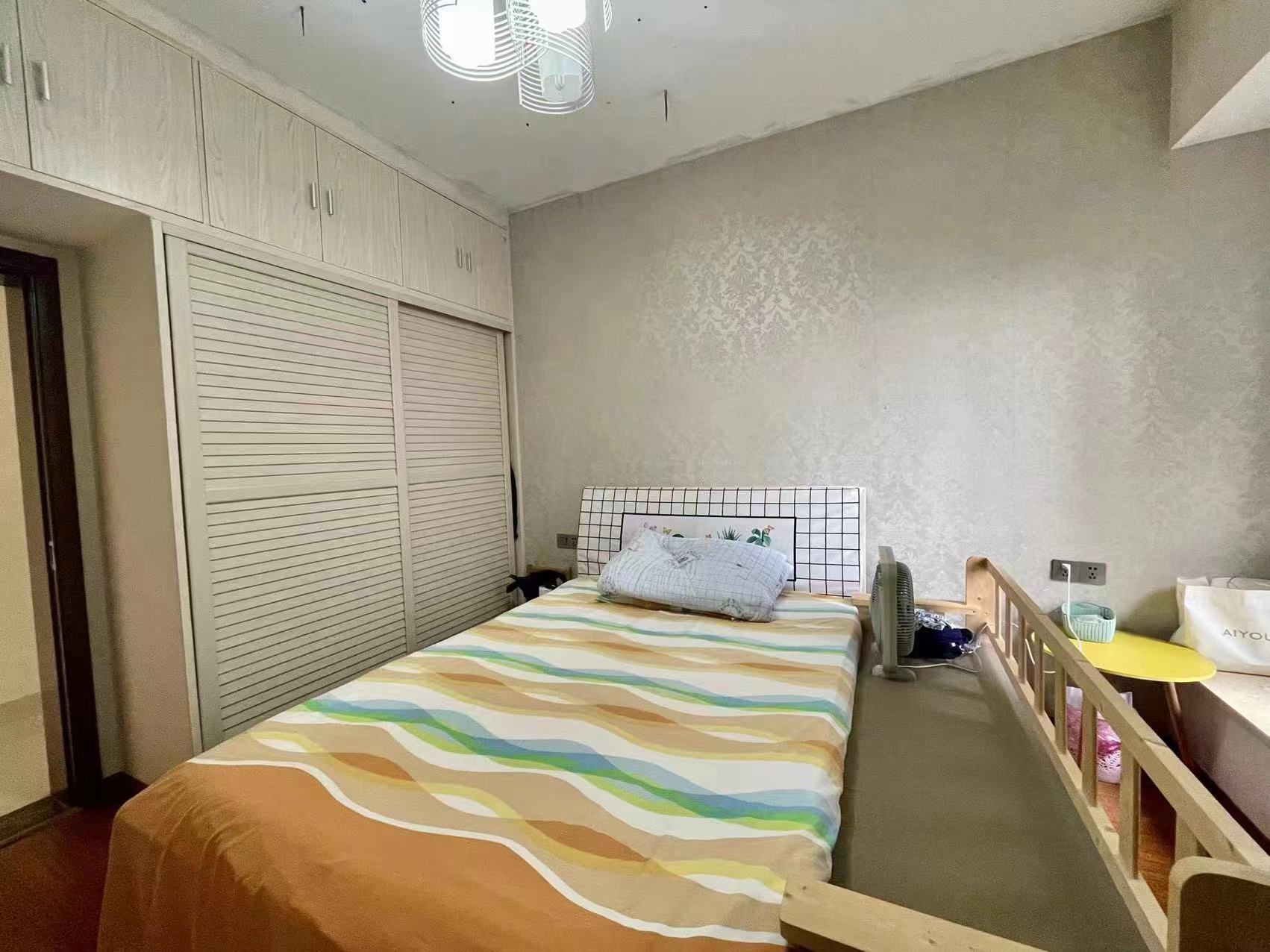 华晨御园  3室2厅1卫   100.00万客厅