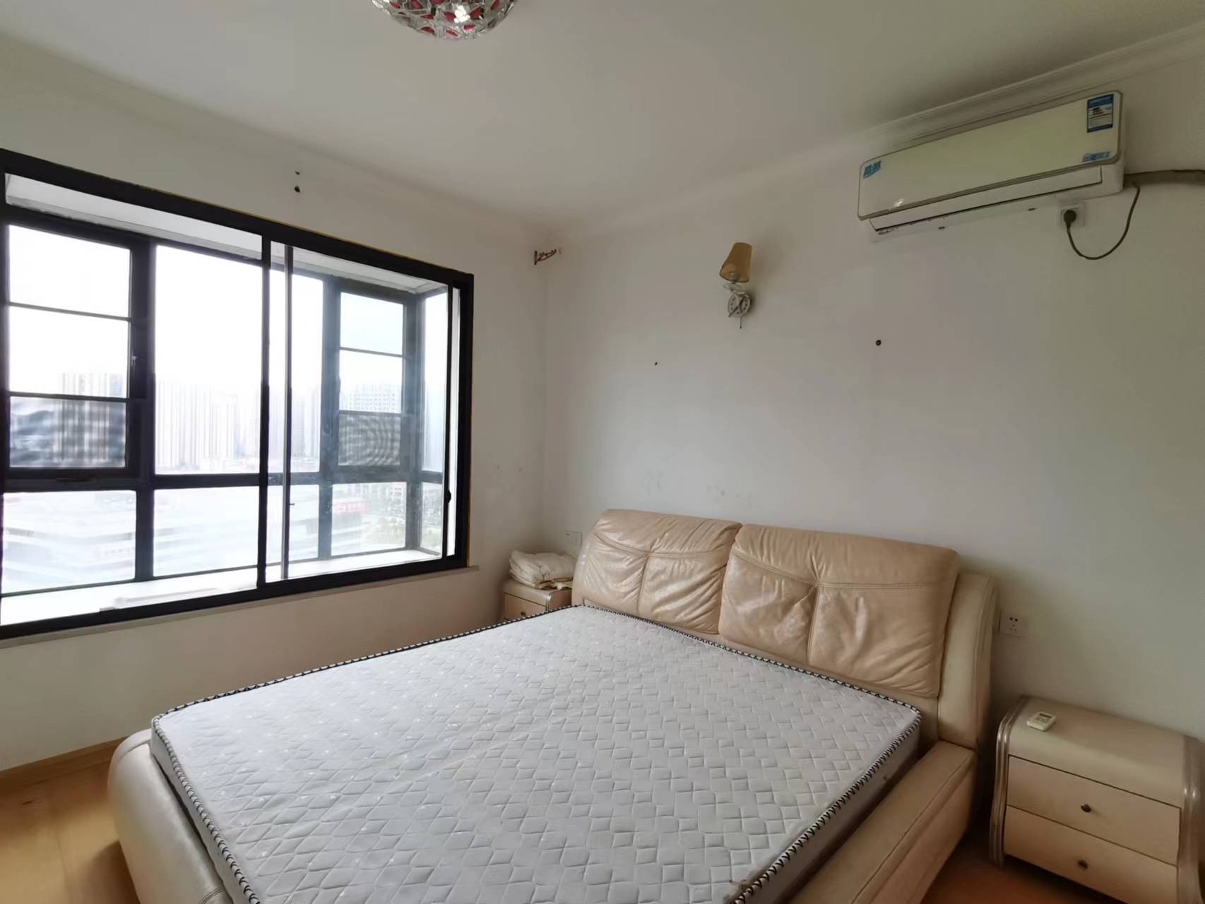 中建御山和苑 3室2厅1卫 55.0万 中建御山和苑 3室2厅1卫 55.0万客厅