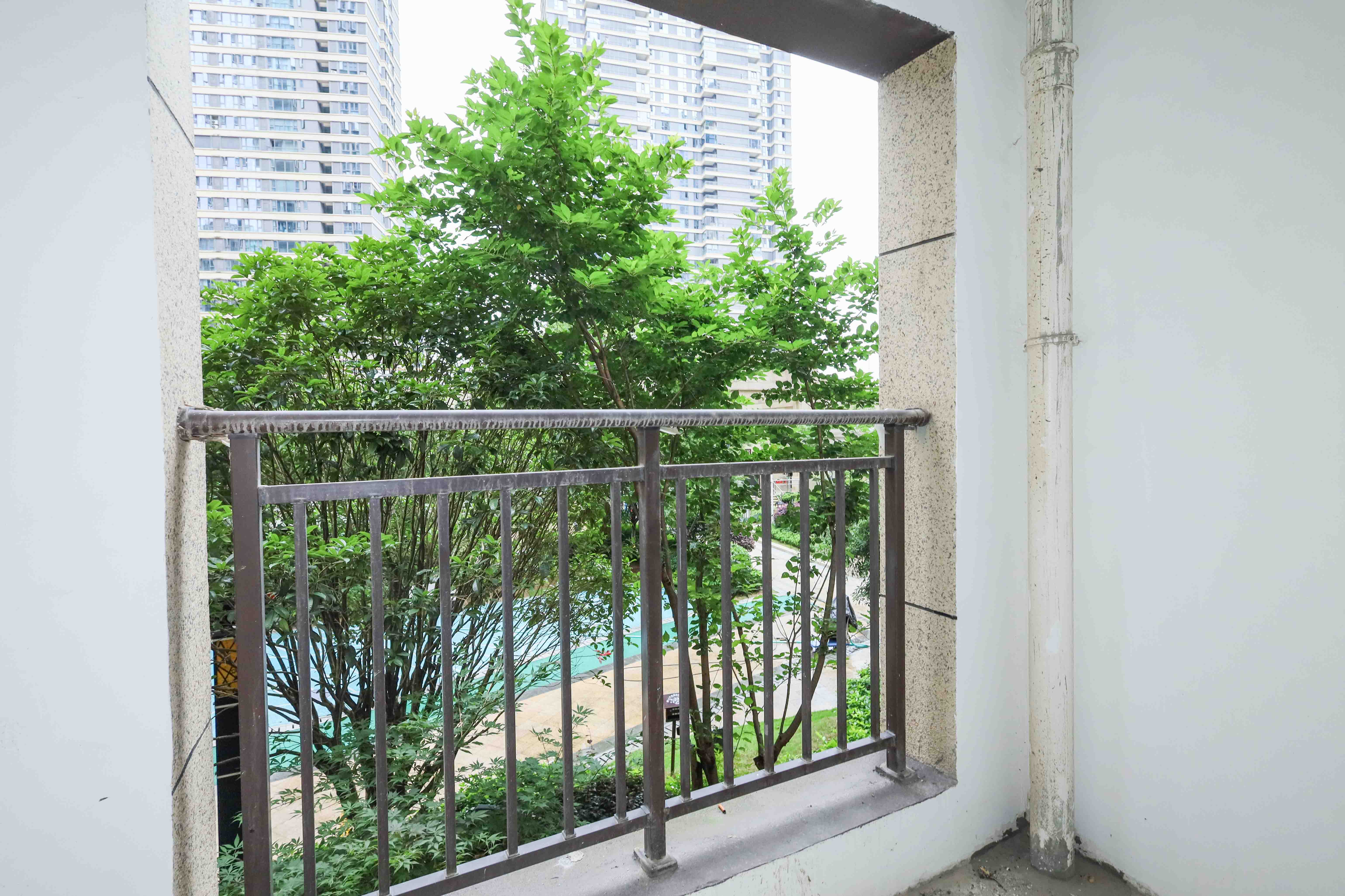 卓越浅水湾  4室2厅2卫   187.00万客厅