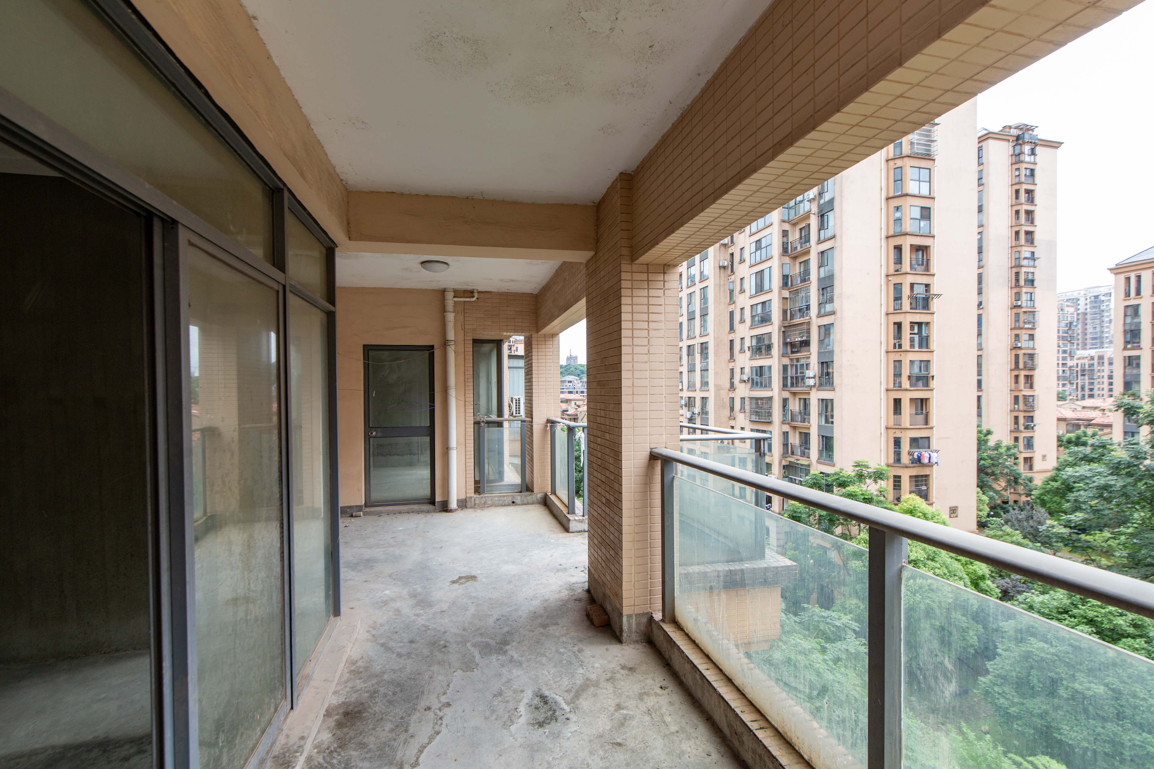 中城丽景香山园  3室2厅2卫    182.99万客厅
