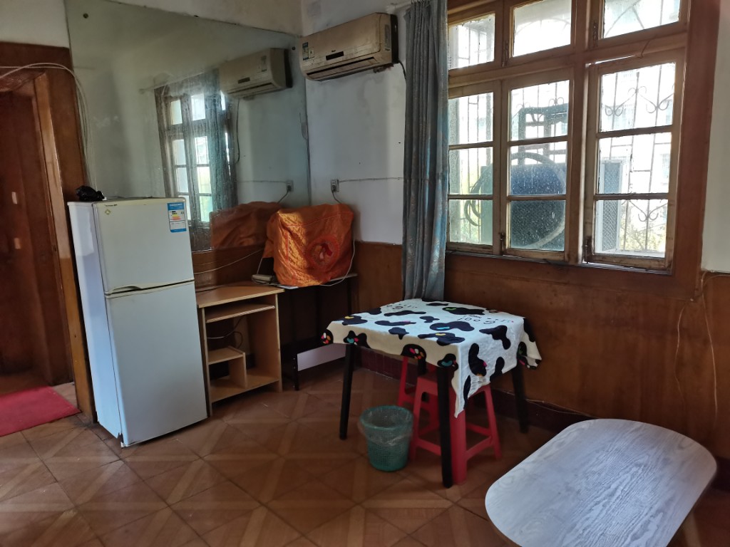 铁路小区  2室1厅1卫    27.8万 铁路小区  2室1厅1卫    27.8万客厅