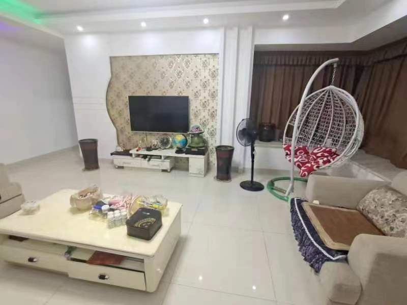 伟大国际 3室2厅2卫 65.0万 伟大国际 3室2厅2卫 65.0万客厅