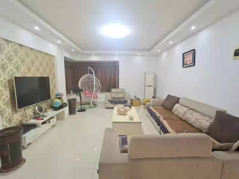 伟大国际 3室2厅2卫 65.0万 伟大国际 3室2厅2卫 65.0万客厅