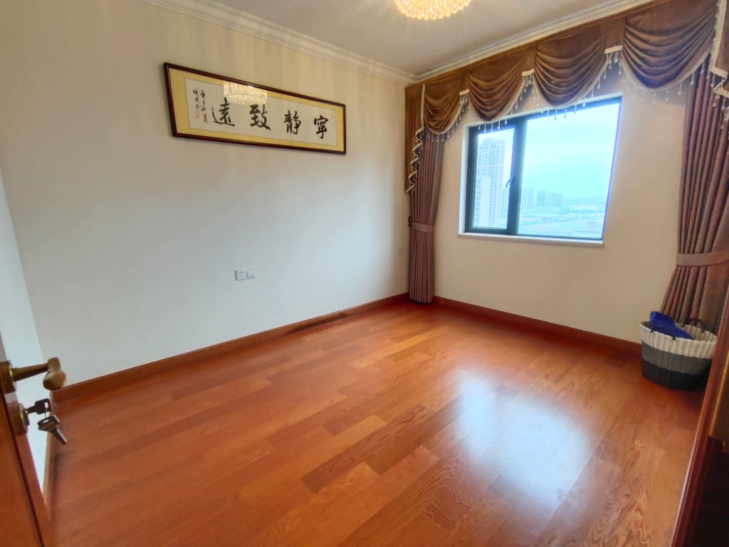 恒大华府  4室2厅2卫   158.00万客厅
