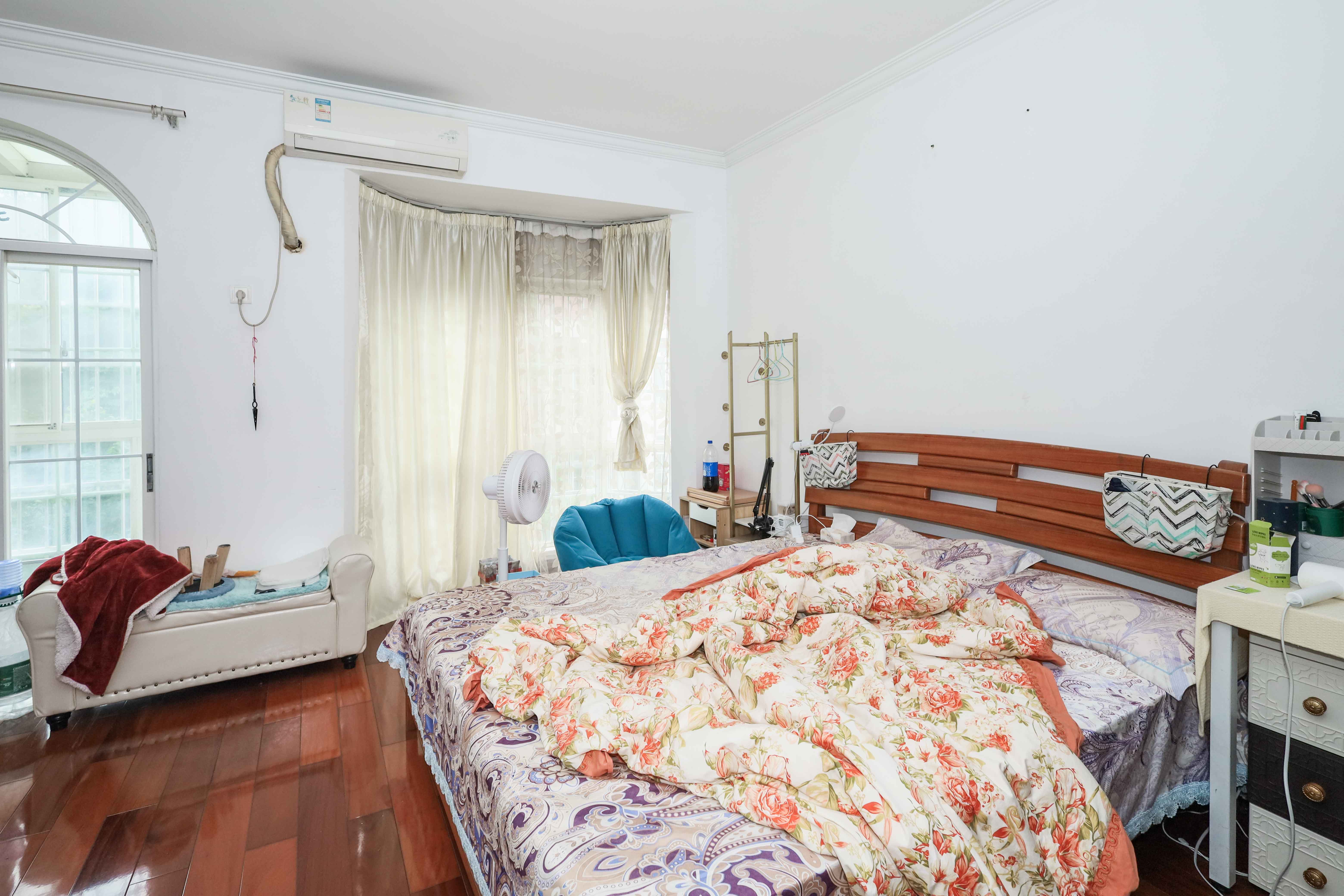 山水英伦 6室3厅3卫 275.0万 山水英伦 6室3厅3卫 275.0万卧室